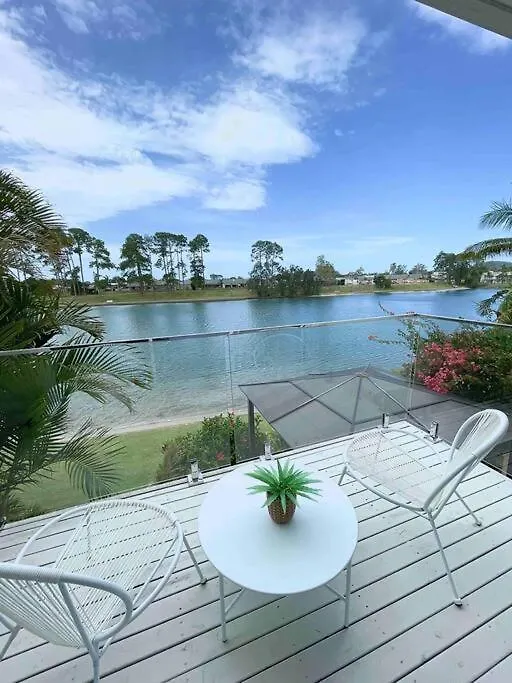 Tranquil Oasis On Pine Lake Gold Coast 0*,